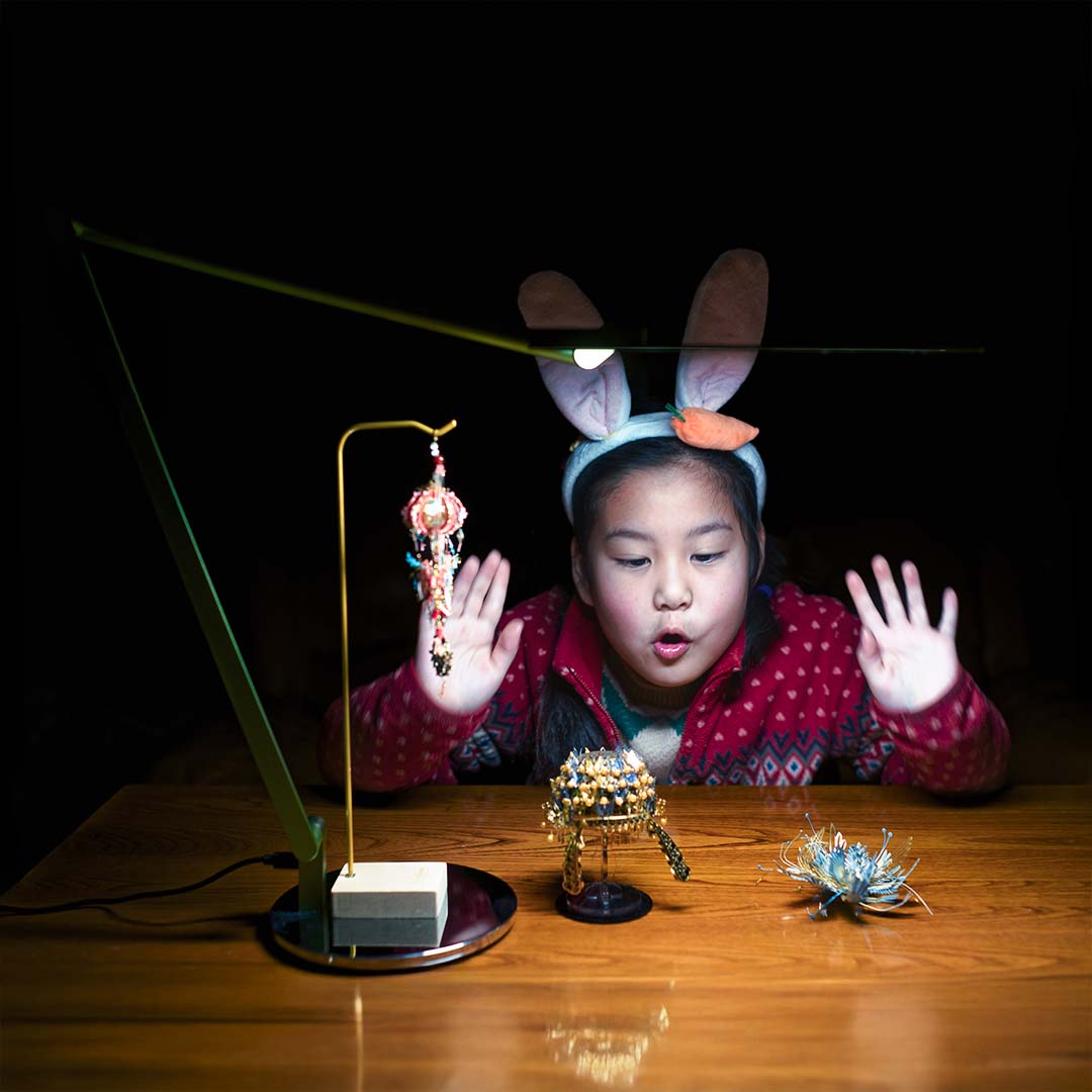 灯下做手工的孩子